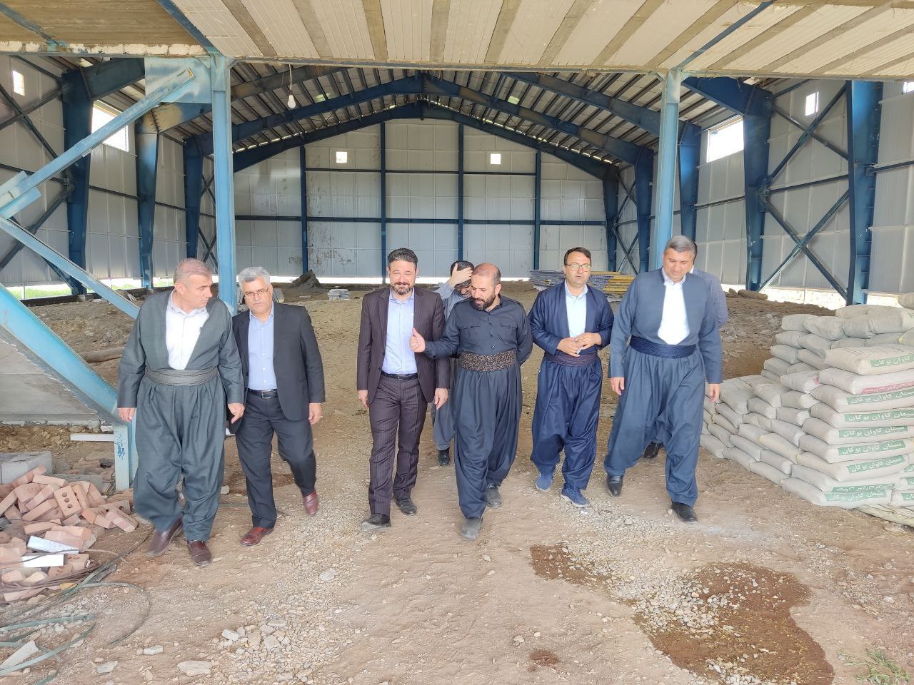 بازدید ریباز میرزایی سرپرست فرمانداری شهرستان سردشت به همراه مهندس کمال حسین پور نماینده مردم سردشت، میرآباد و پیرانشهر در مجلس شورای اسلامی و بخشدار بخش مرکزی و ربط از روند احداث سالن ورزشی جوانان