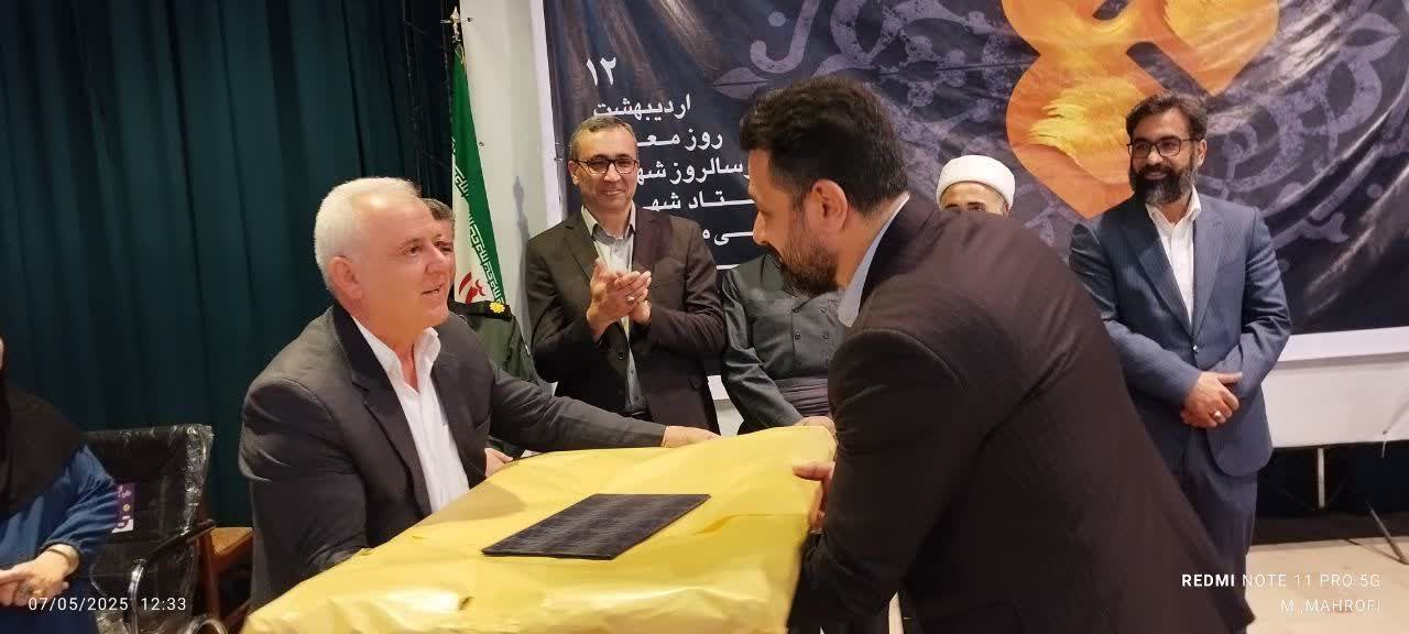 تجلیل از مقام معلم در سردشت؛ آیین بزرگداشت فرهنگیان با حضور مسئولان استانی و شهرستانی برگزار شد.