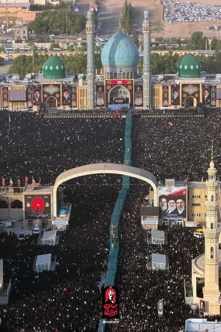قاب ماندگار از حضور خیل عظیم مردم عزادار در مسجد جمکران برای اقامۀ نماز بر پیکر مطهر رهبر شهید انقلاب و شهدای خانواده ایشان