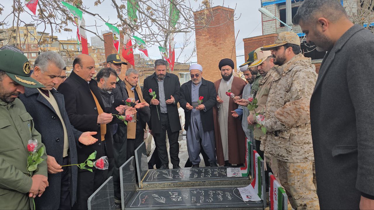 غبارروبی مزار شهدای سردشت به مناسبت دهه مبارکه فجر