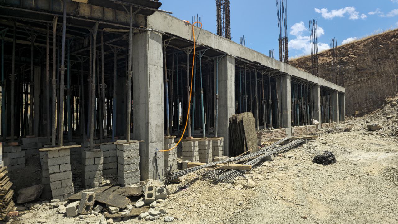 پیگری‌های برای احداث مدرسه "فرهنگ و شرف" در ربط؛ بازدید مسئولان از مدارس سردشت