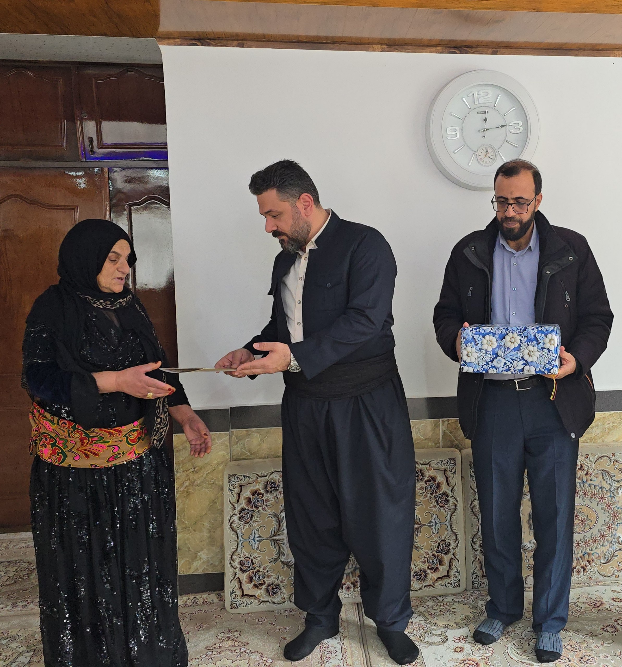 بازدید فرماندار سردشت از خانواده شهید خضر عزیزی در روستای بیوران سفلی به مناسبت دهه مبارک فجر