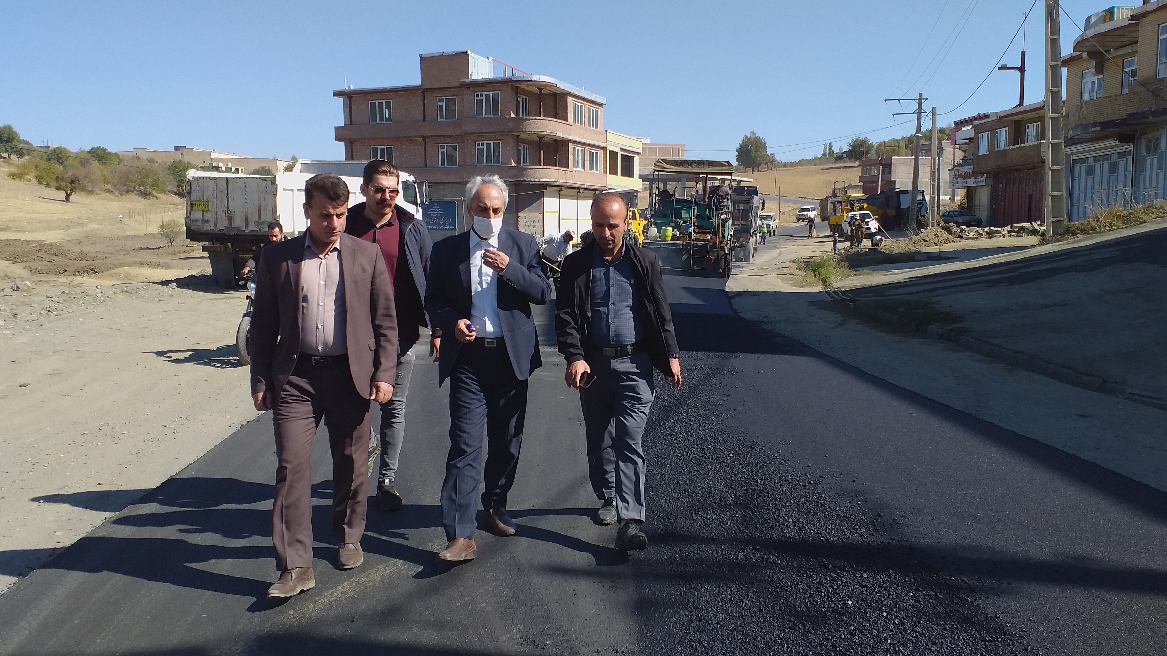 بازدید فرماندار شهرستان سردشت از روند اجرای روکش آسفالت محور روستای مراغان - شلماش
