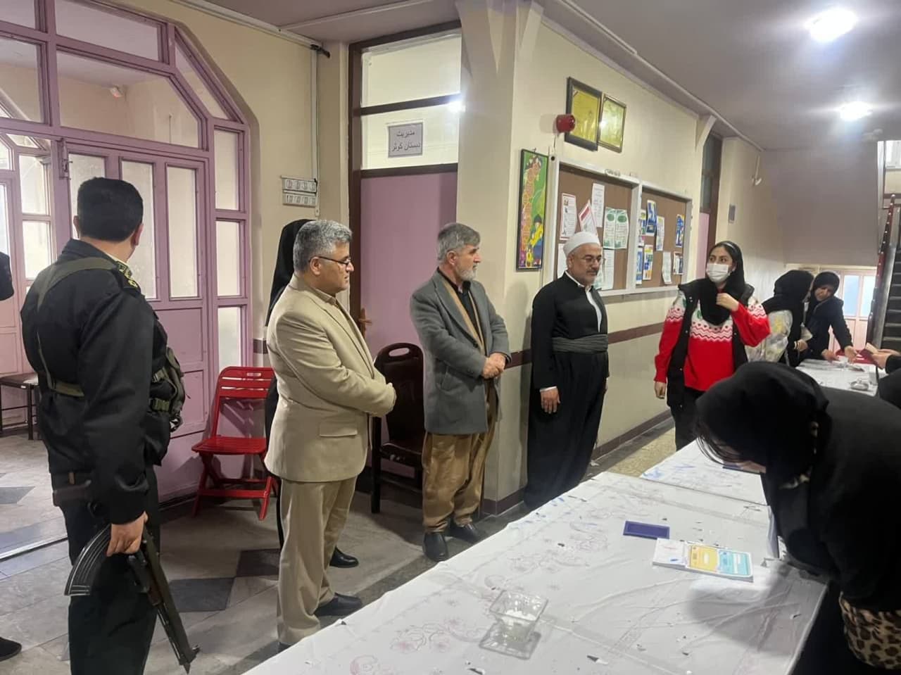 بازدید فرماندار شهرستان سردشت از شعبات اخذ رای درسردشت