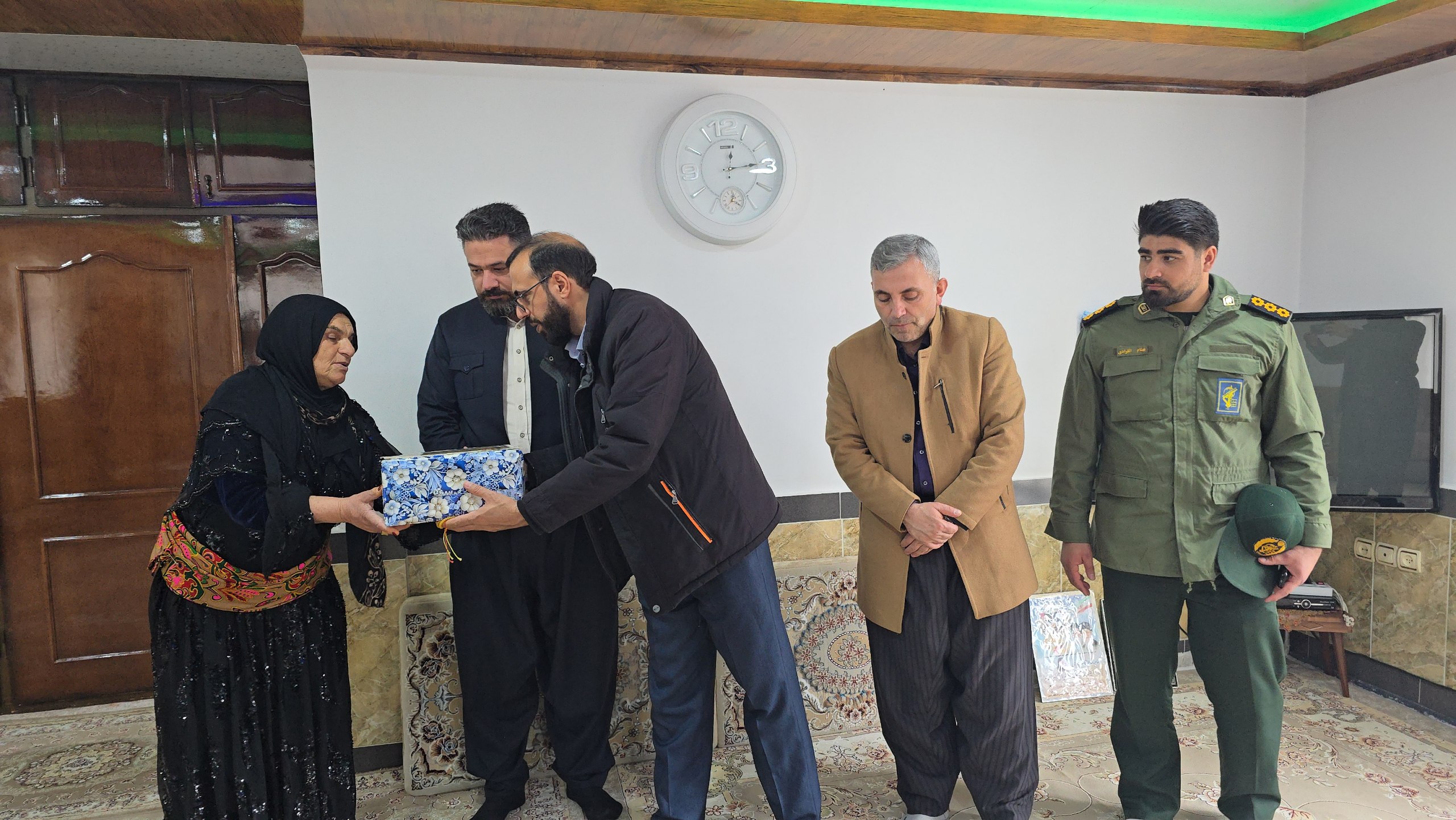 بازدید فرماندار سردشت از خانواده شهید خضر عزیزی در روستای بیوران سفلی به مناسبت دهه مبارک فجر