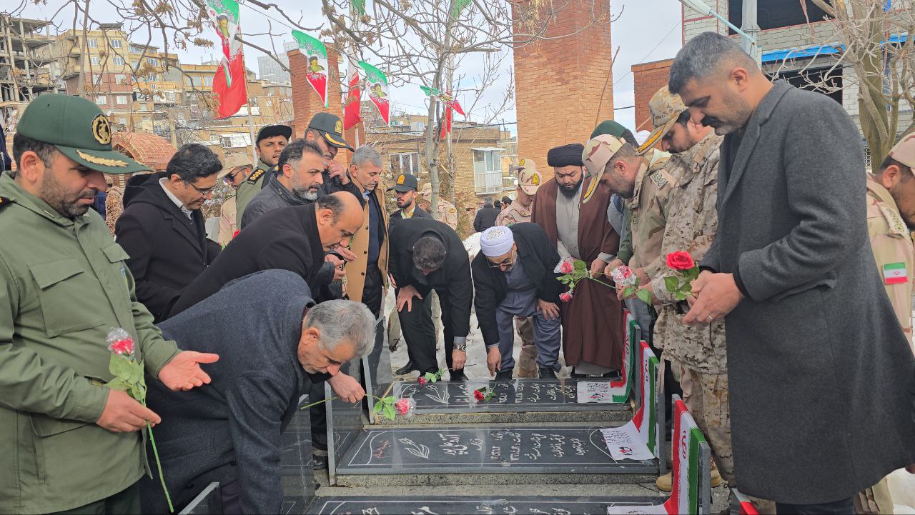 غبارروبی مزار شهدای سردشت به مناسبت دهه مبارکه فجر