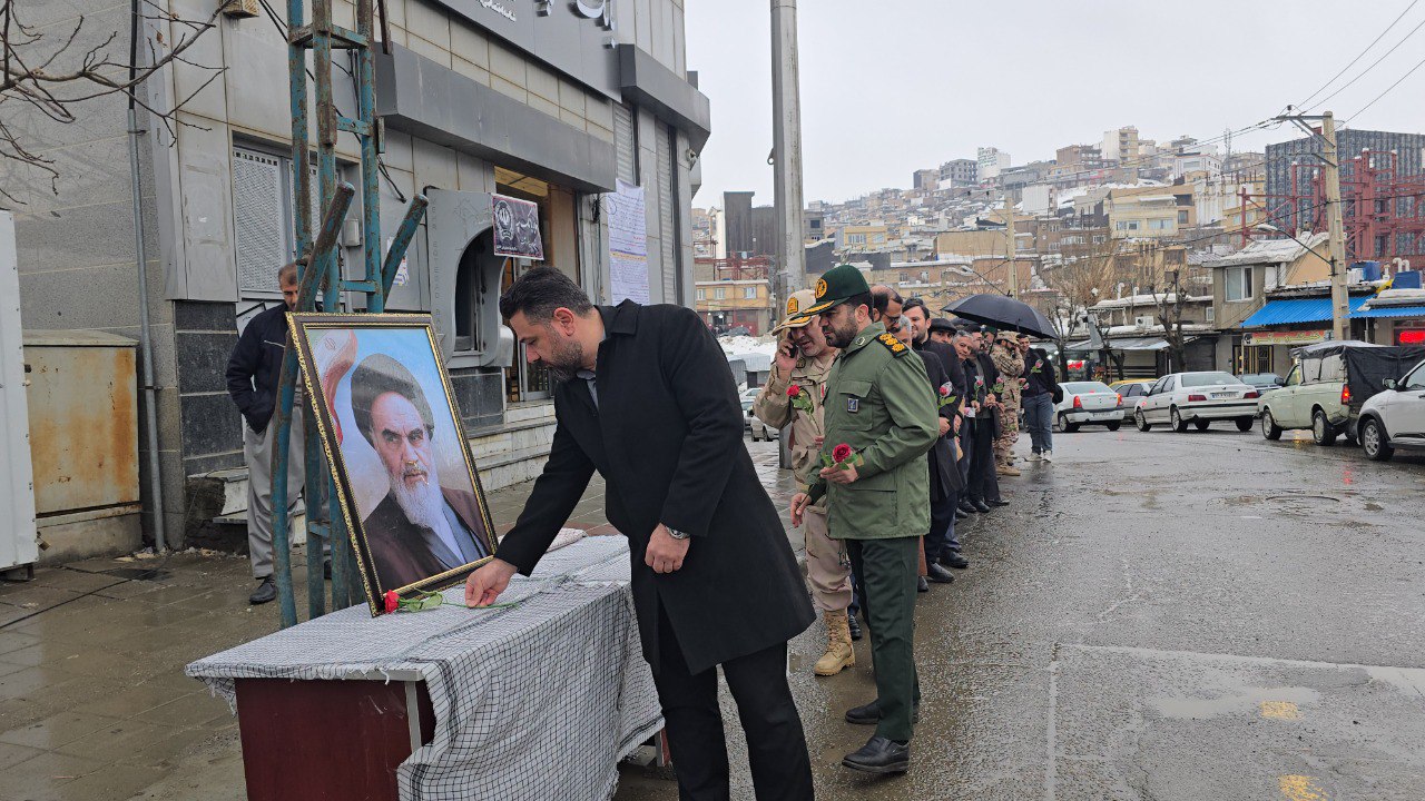 گلباران تمثال امام خمینی (ره) در سردشت به مناسبت دهه فجر