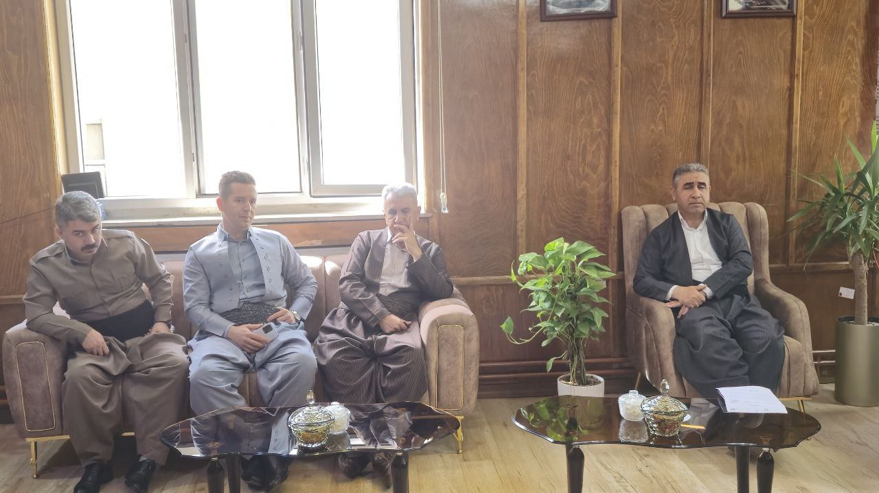 نشست فرماندار سردشت با مدیران واحد های صنعتی برای حل مشکل قطعی برق شهرک صنعتی