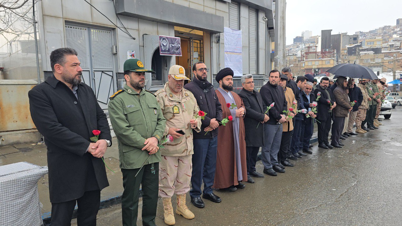 گلباران تمثال امام خمینی (ره) در سردشت به مناسبت دهه فجر