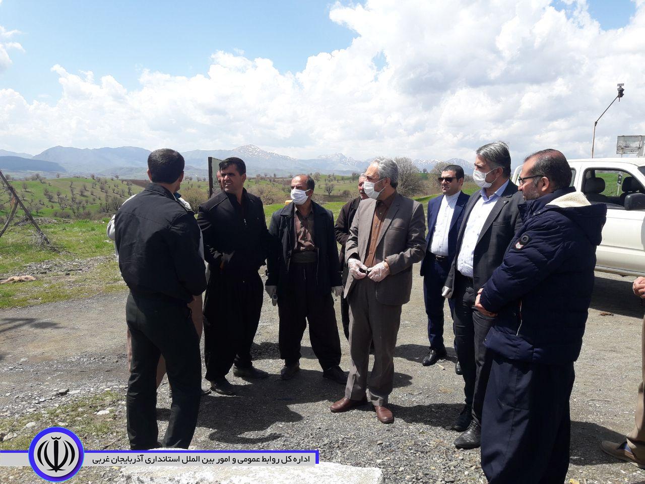بازدید نخشی پور فرماندار شهرستان سردشت از محل مبادی ورودی و خروجی دارساوین در راستای فاصله گذاری و غربالگری خودروها