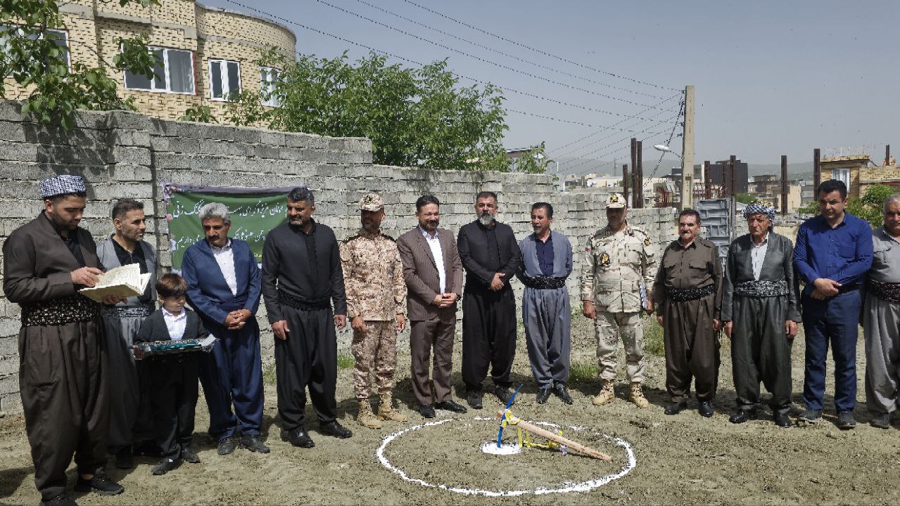 سرپرست فرمانداری سردشت کلنگزنی پروژه چمن مصنوعی مجموعه فرهنگی ورزشی یاس را انجام داد.