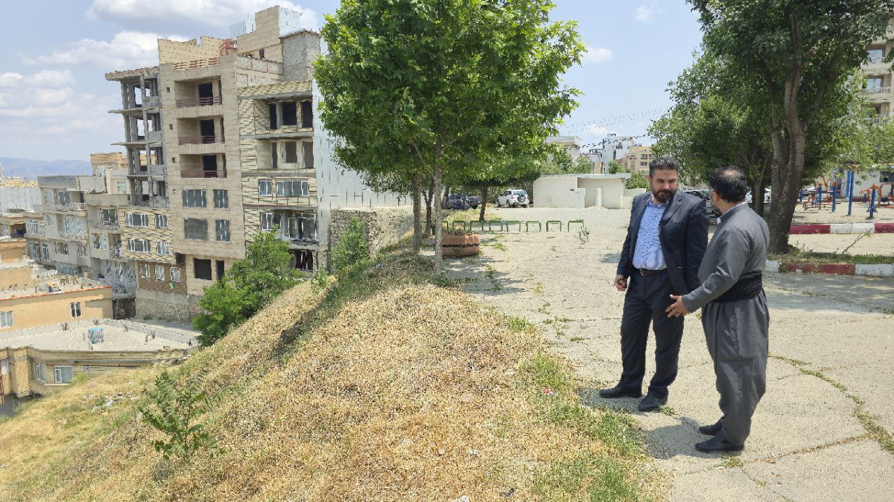 فرماندار شهرستان سردشت به همراه شهردار سردشت از عملیات بهسازی و زیباسازی پارک لاله بازدید کردند.
