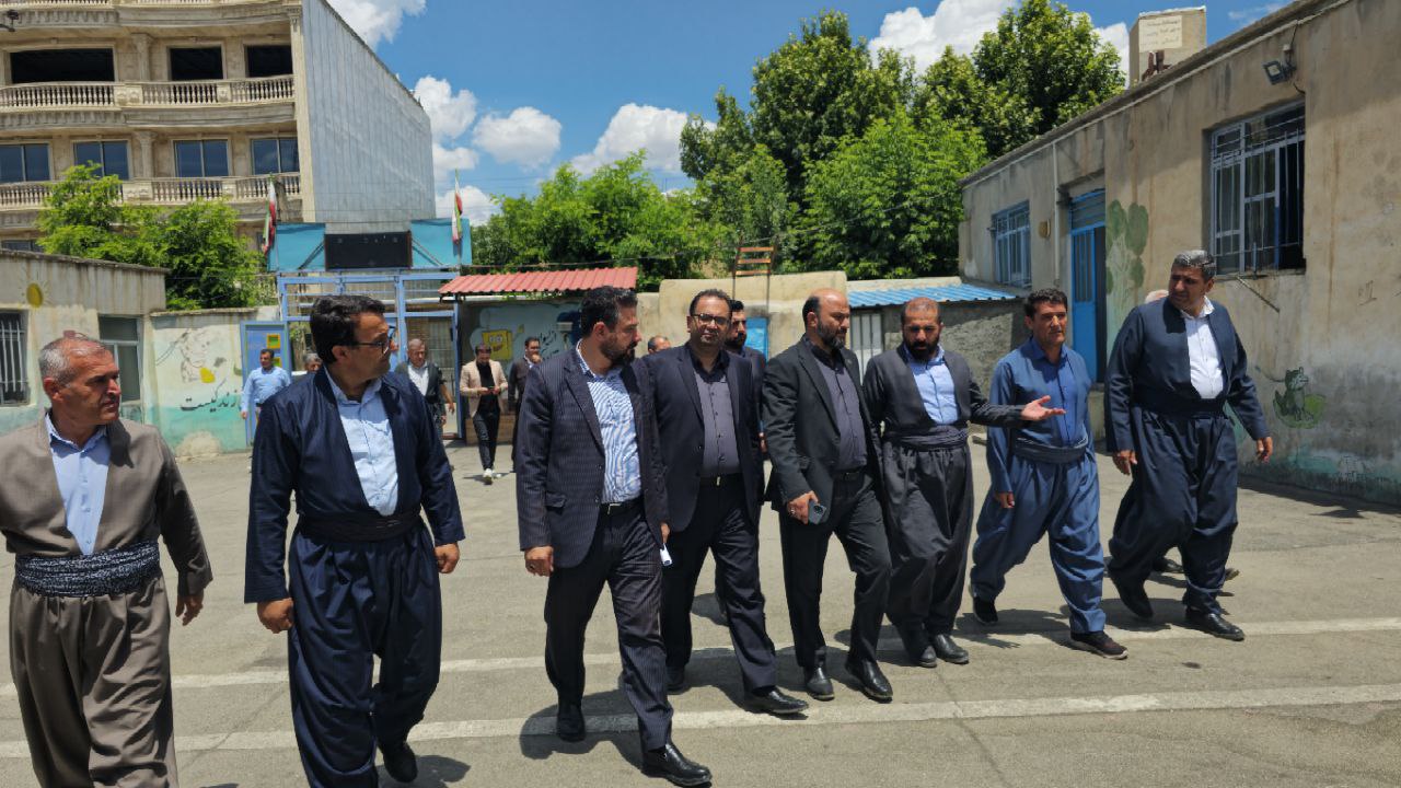 پیگری‌های برای احداث مدرسه "فرهنگ و شرف" در ربط؛ بازدید مسئولان از مدارس سردشت