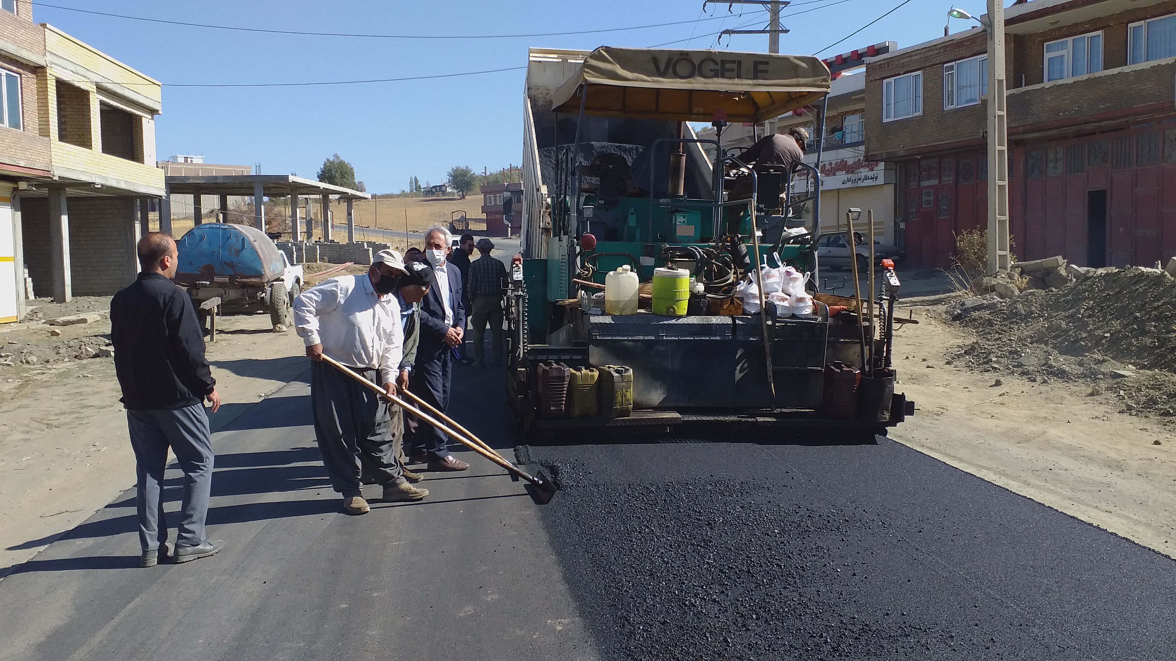 بازدید فرماندار شهرستان سردشت از روند اجرای روکش آسفالت محور روستای مراغان - شلماش