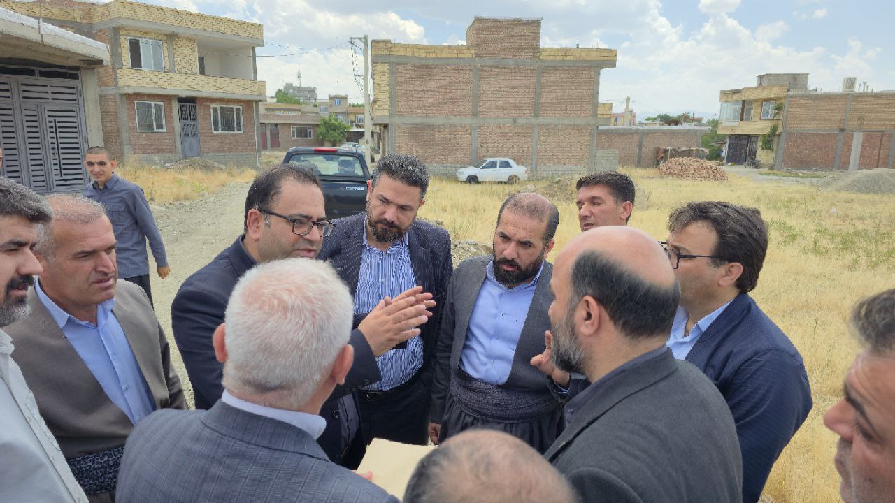 پیگری‌های برای احداث مدرسه "فرهنگ و شرف" در ربط؛ بازدید مسئولان از مدارس سردشت