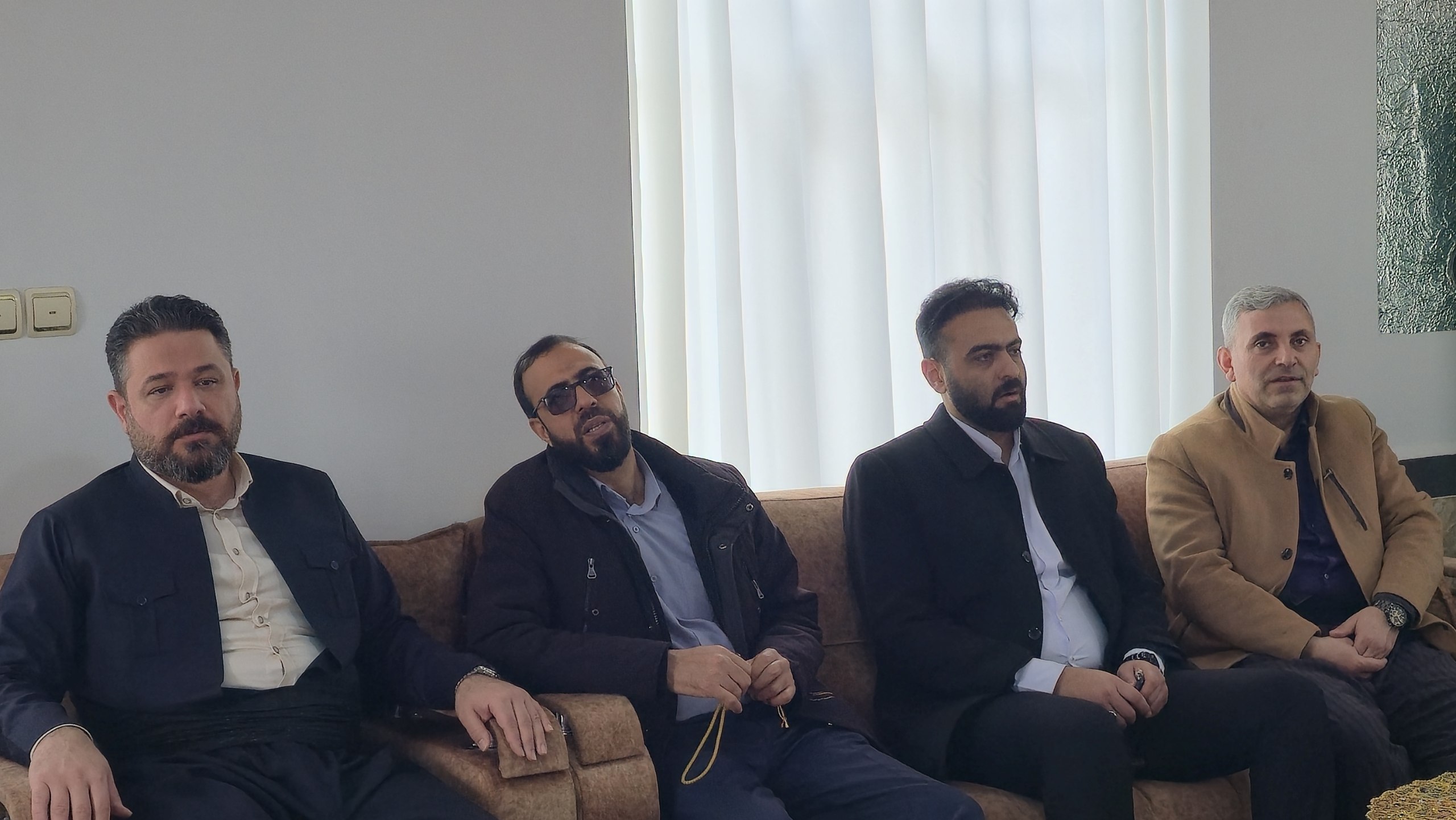 بازدید فرماندار سردشت از خانواده شهید خضر عزیزی در روستای بیوران سفلی به مناسبت دهه مبارک فجر