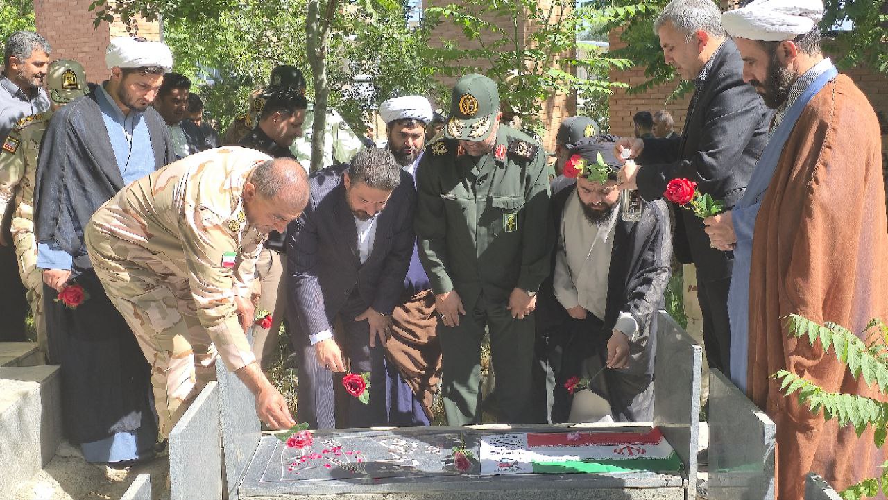 ادای احترام ریباز میرزایی سرپرست فرمانداری شهرستان سردشت به مقام شامخ شهدای سردشت