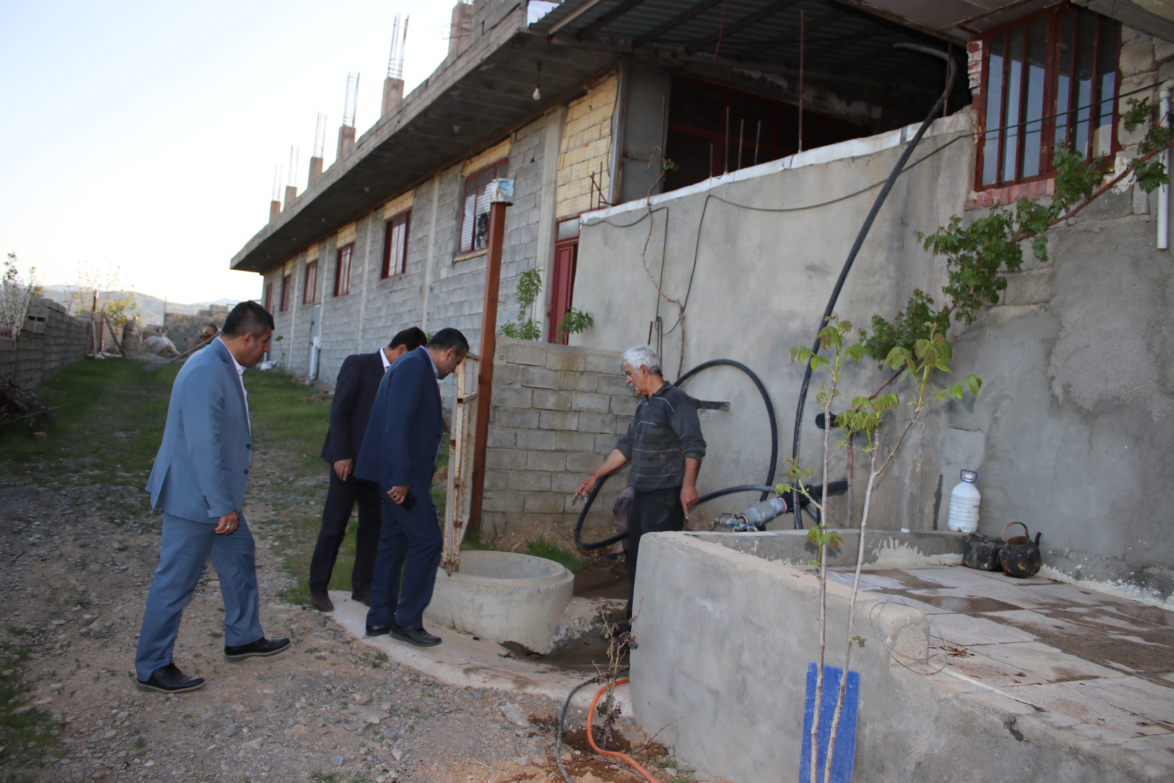 بازدید فرماندار شهرستان سردشت از یک واحد گاوداری بخش خصوصی در روستای بصره