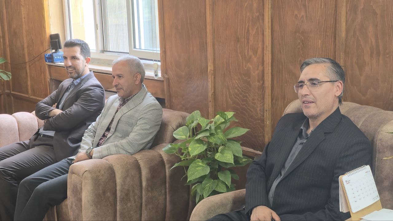 دیدار ریباز میرزایی فرماندار شهرستان سردشت با آقای حاجی‌زاده مدیر کل پخش فرآورده های نفتی منطقه میاندوآب