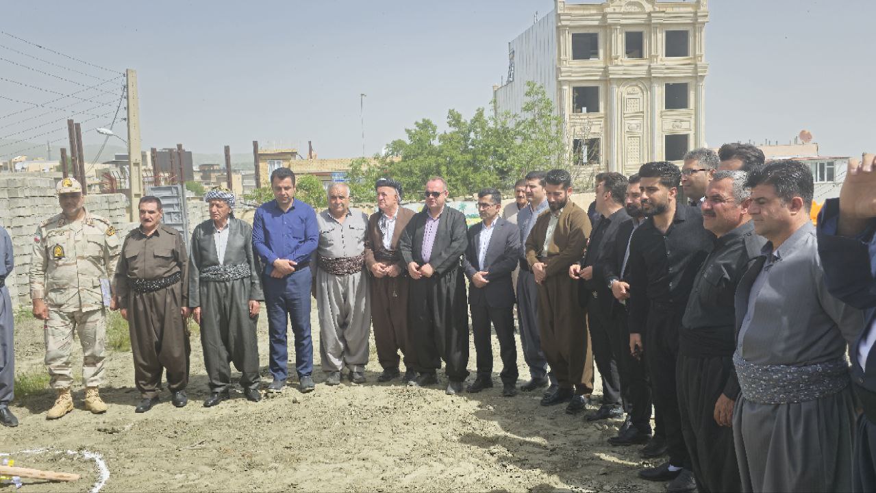 سرپرست فرمانداری سردشت کلنگزنی پروژه چمن مصنوعی مجموعه فرهنگی ورزشی یاس را انجام داد.