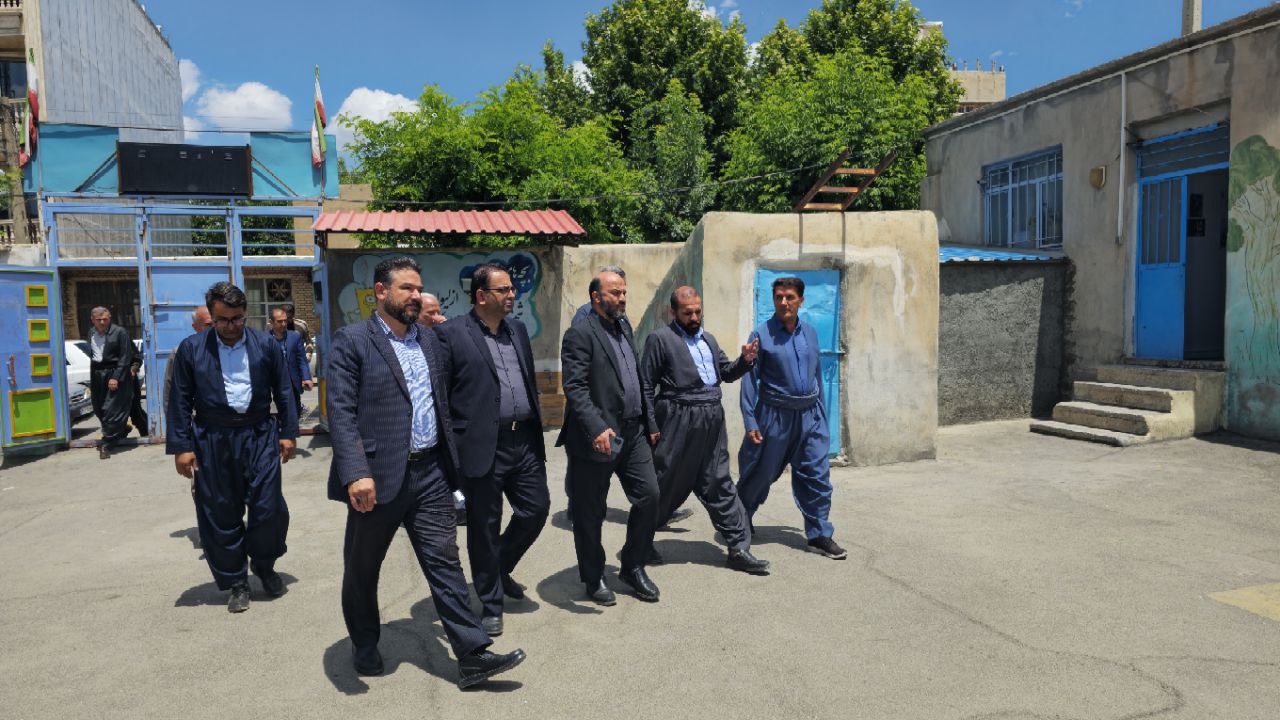 پیگری‌های برای احداث مدرسه "فرهنگ و شرف" در ربط؛ بازدید مسئولان از مدارس سردشت