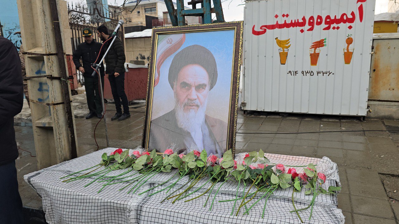 گلباران تمثال امام خمینی (ره) در سردشت به مناسبت دهه فجر