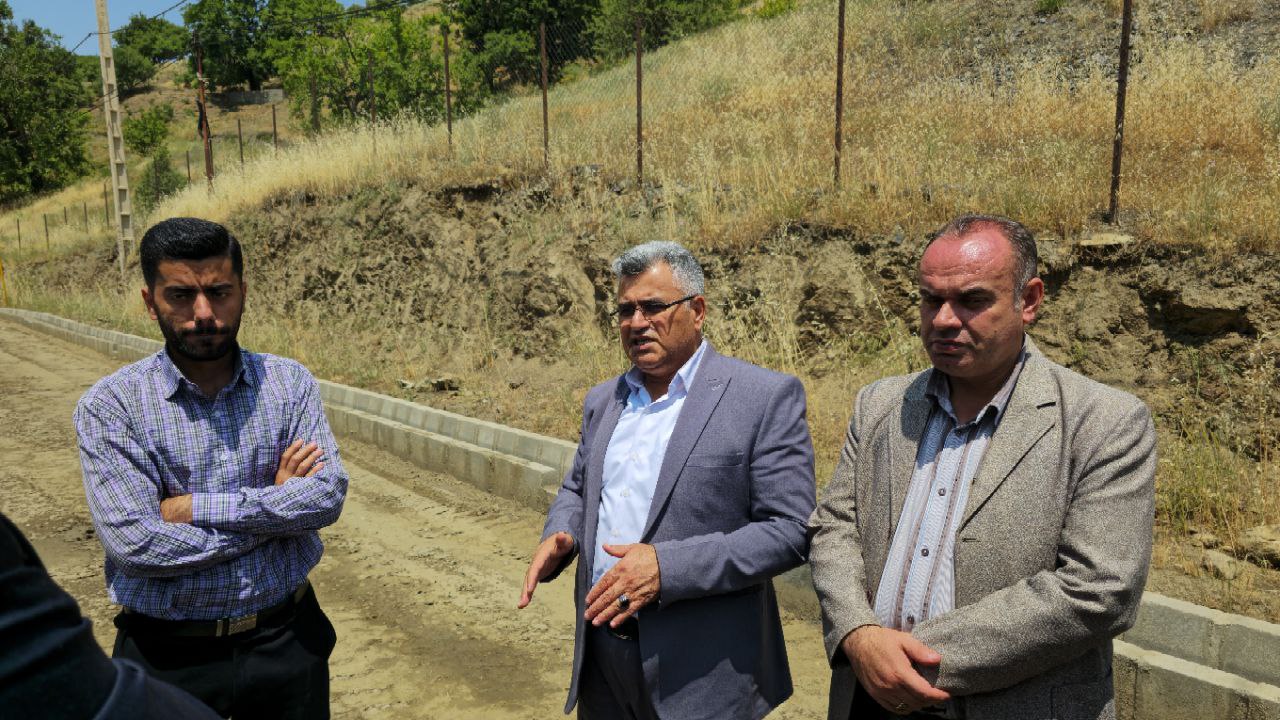 بازدید ریباز میرزایی فرماندار شهرستان سردشت به همراه بخشدار بخش مرکزی از پروژه راهسازی روستای باوه
