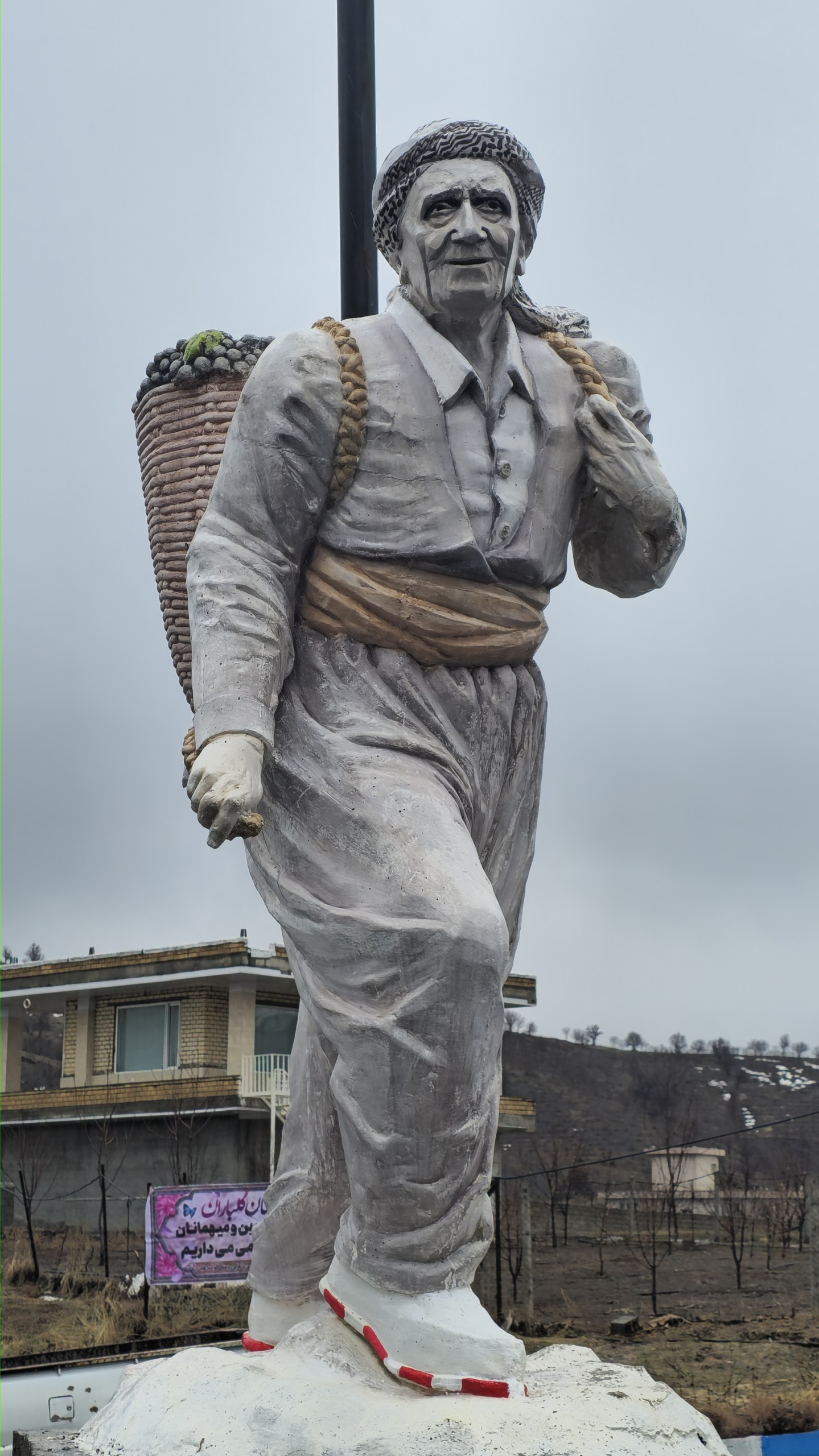 پرده برداری از تندیس ورودی روستای کولسه علیا در آستانه دهه فجر