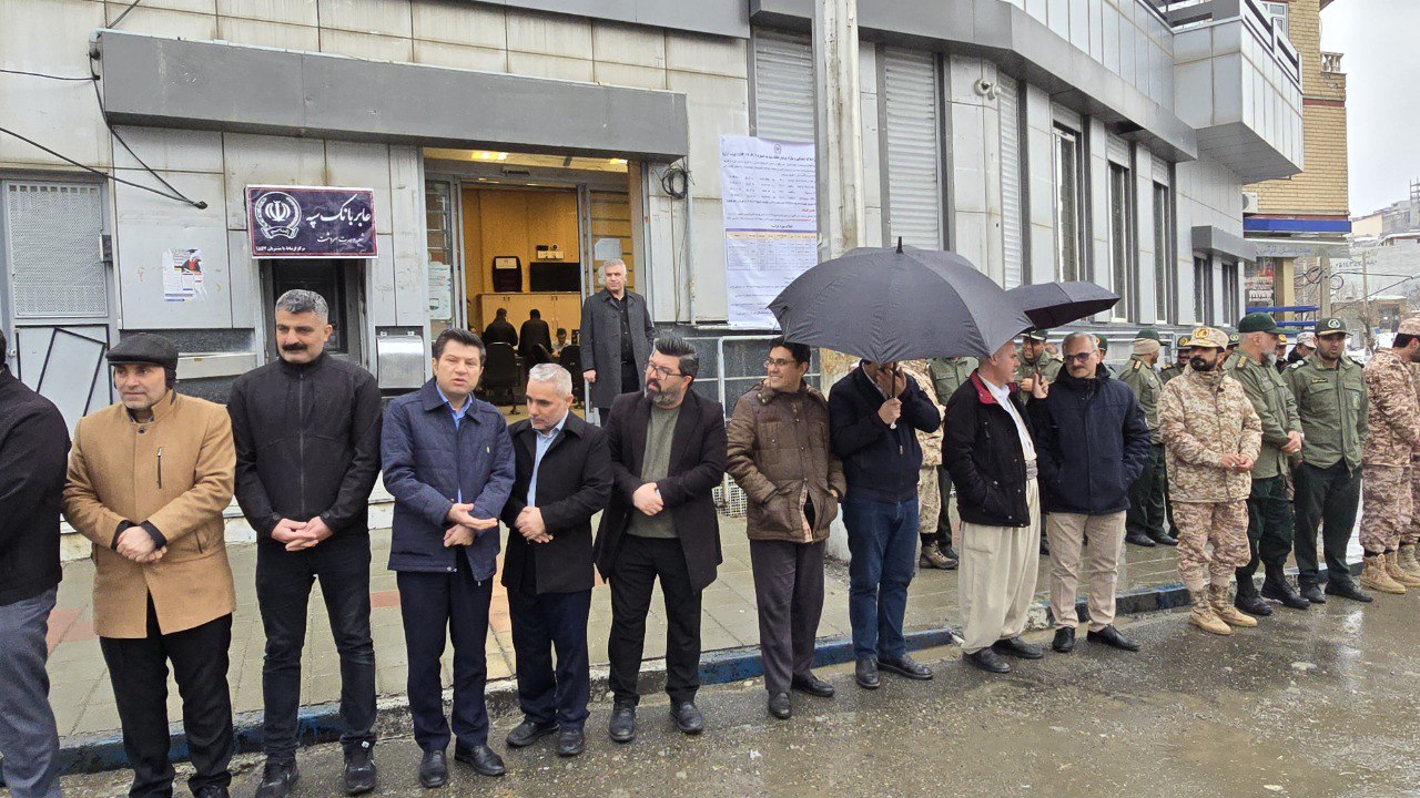 گلباران تمثال امام خمینی (ره) در سردشت به مناسبت دهه فجر