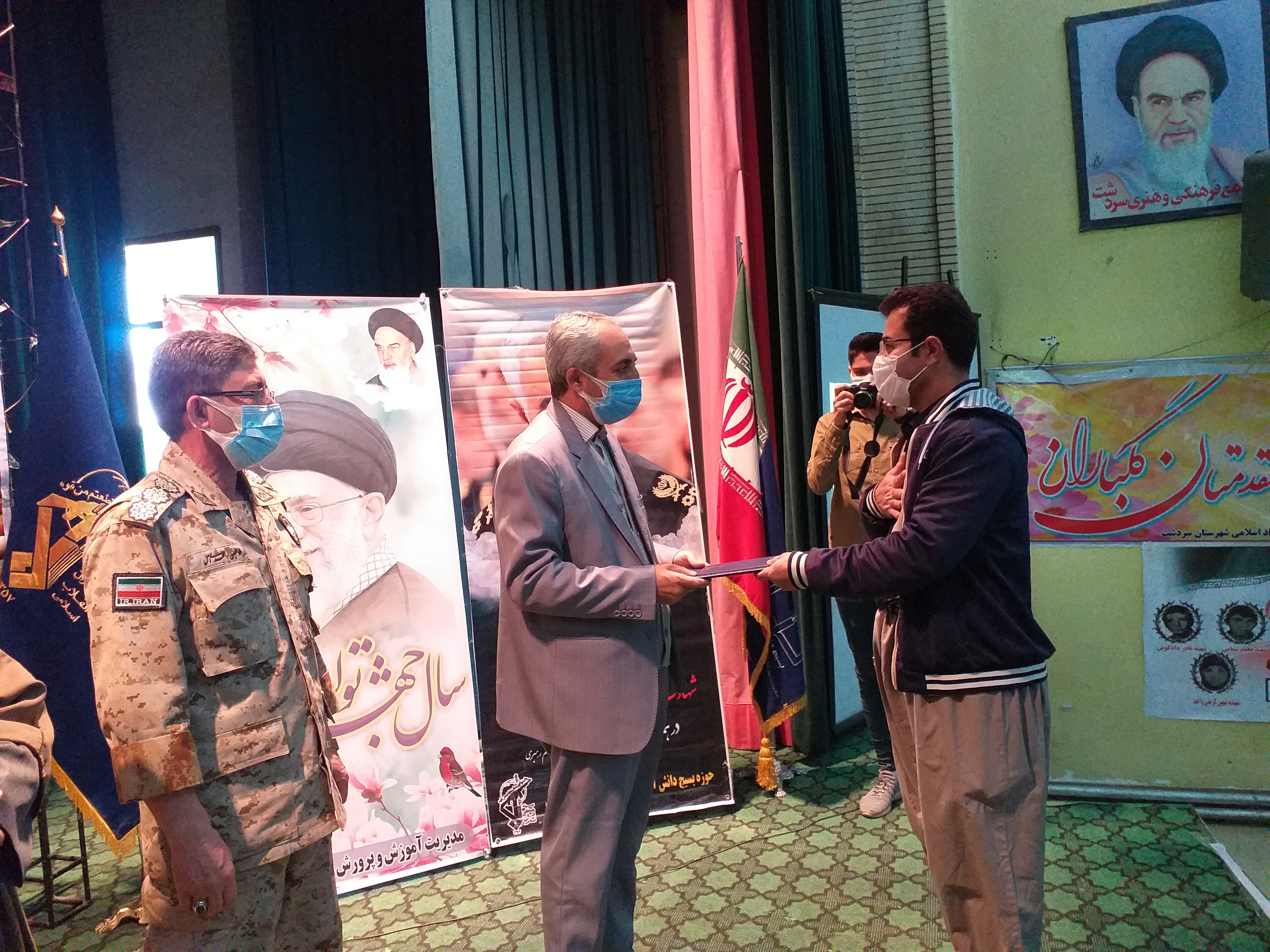 ️باحضور فرماندارسردشت؛ مراسم یادواره شهدای معظم بسیج فرهنگی و دانش آموزی شهرستان سردشت در محل مجتمع فرهنگی و هنری برگزارشد :