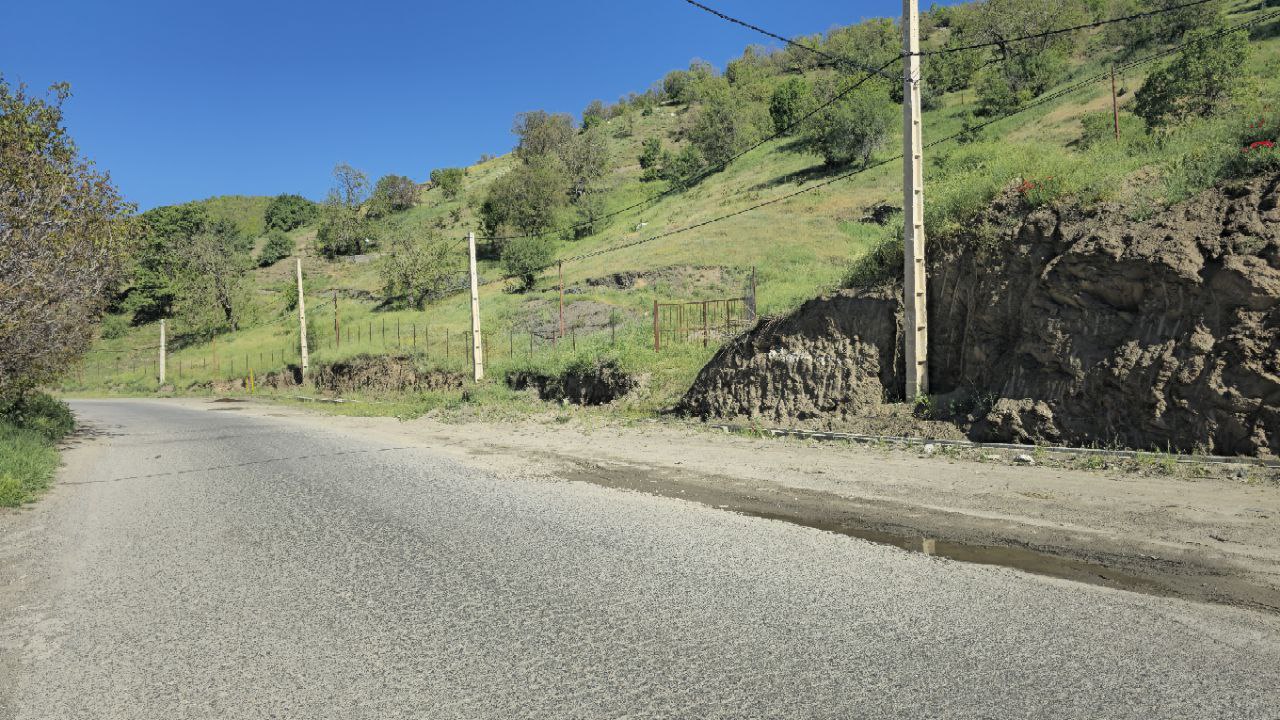 سرپرست فرمانداری سردشت از پروژه تعریض و جدول‌گذاری جاده ترانزیتی باوه بازدید کرد.