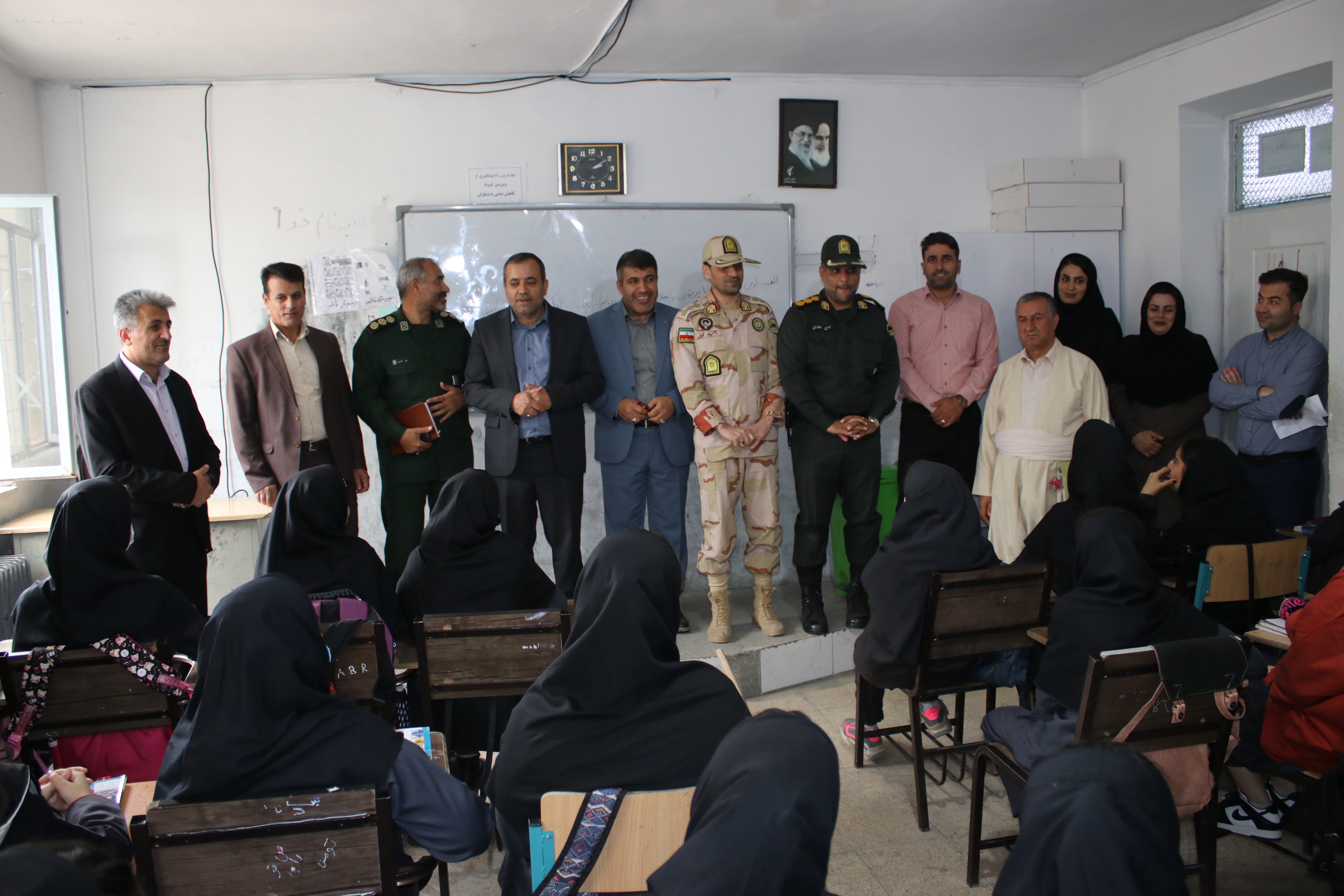 دیدار فرماندار شهرستان سردشت با تعدادی از معلمان در سطح مدارس به مناسبت روز معلم