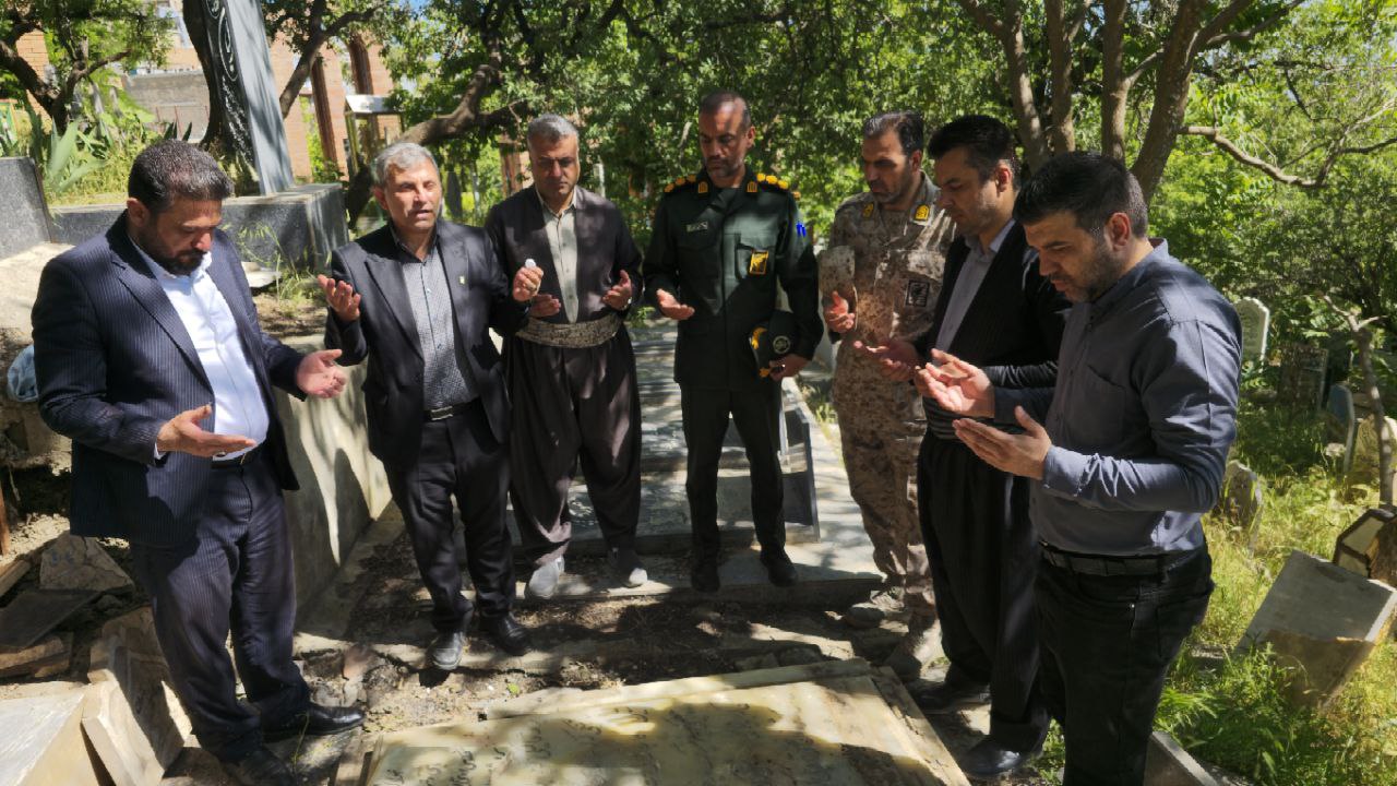 ادای احترام ریباز میرزایی سرپرست فرمانداری شهرستان سردشت به مقام شامخ شهدای سردشت