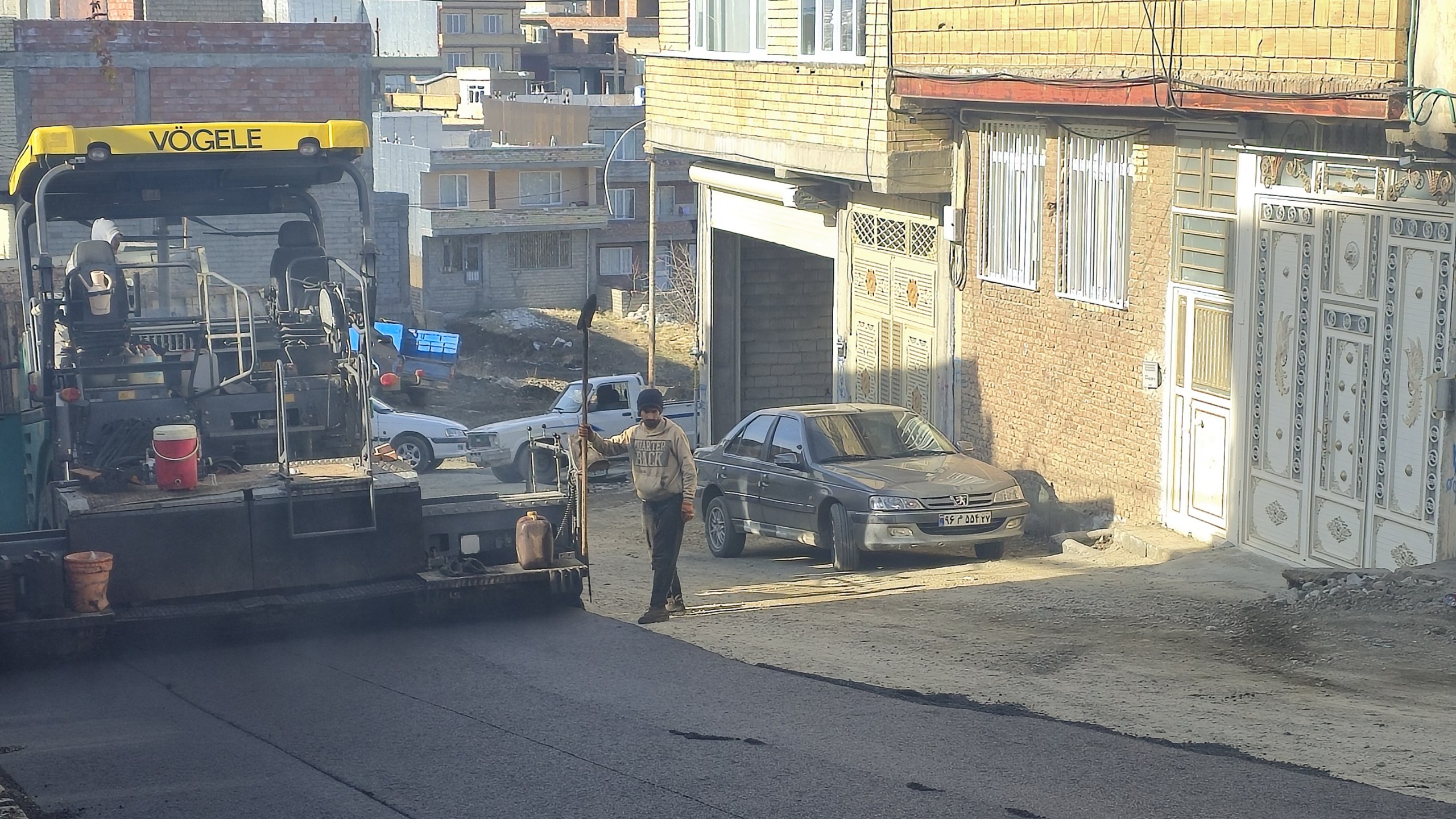 بازدید فرماندار از عملیات آسفالت محله کانی کولکه سردشت