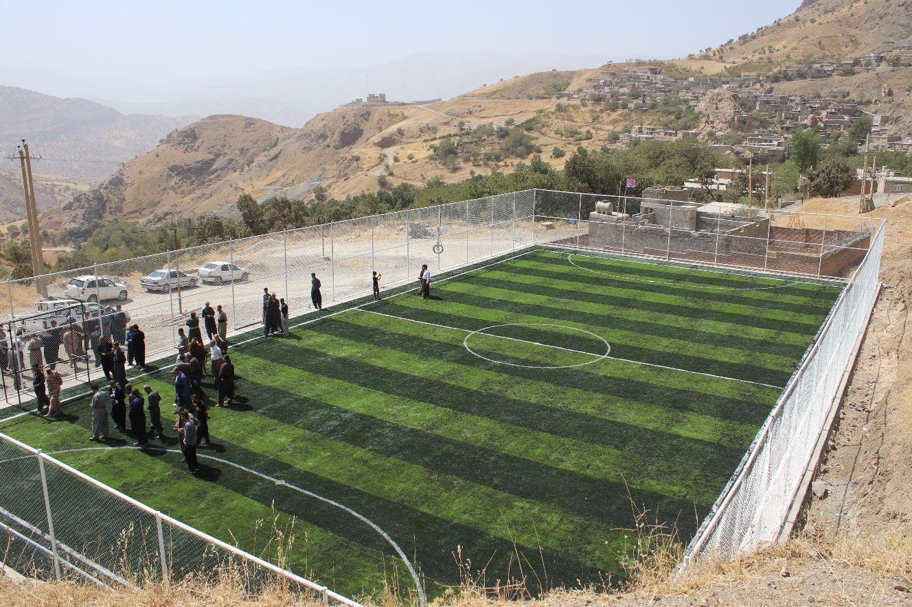 احداث 6 چمن مصنوعی در روستاهای مرزی شهرستان سردشت