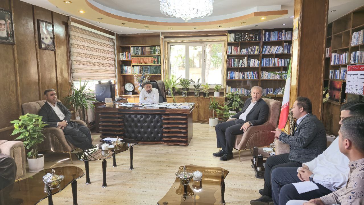 نشست فرماندار سردشت با مدیران واحد های صنعتی برای حل مشکل قطعی برق شهرک صنعتی
