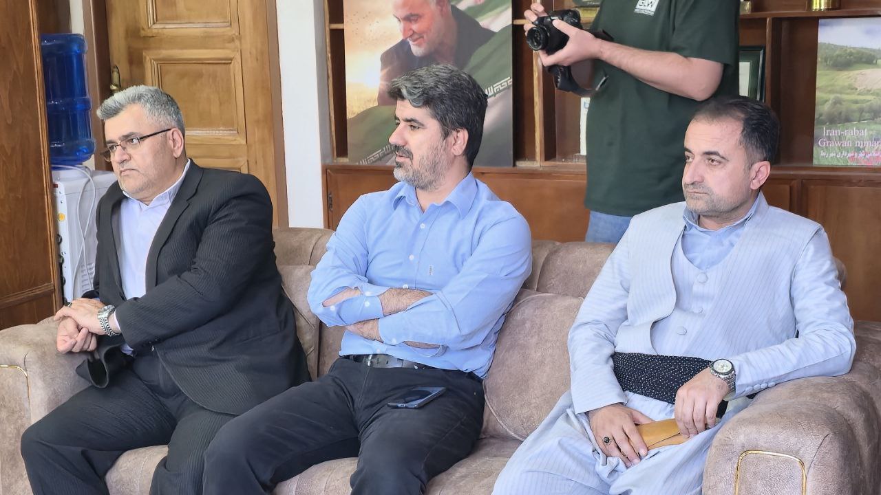 دیدار و گفت و گو ریباز میرزایی سرپرست فرمانداری شهرستان سردشت با خیّر مدرسه‌ساز