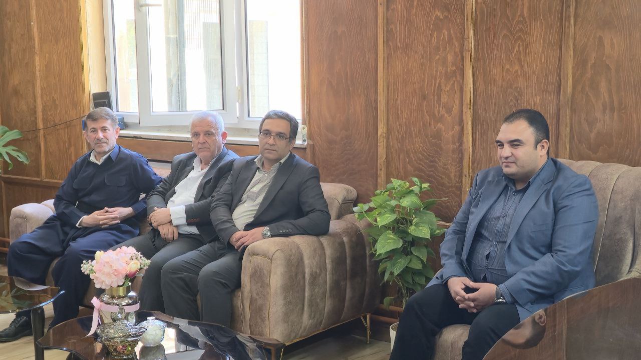 دیدار و گفت و گو ریباز میرزایی سرپرست فرمانداری شهرستان سردشت با خیّر مدرسه‌ساز