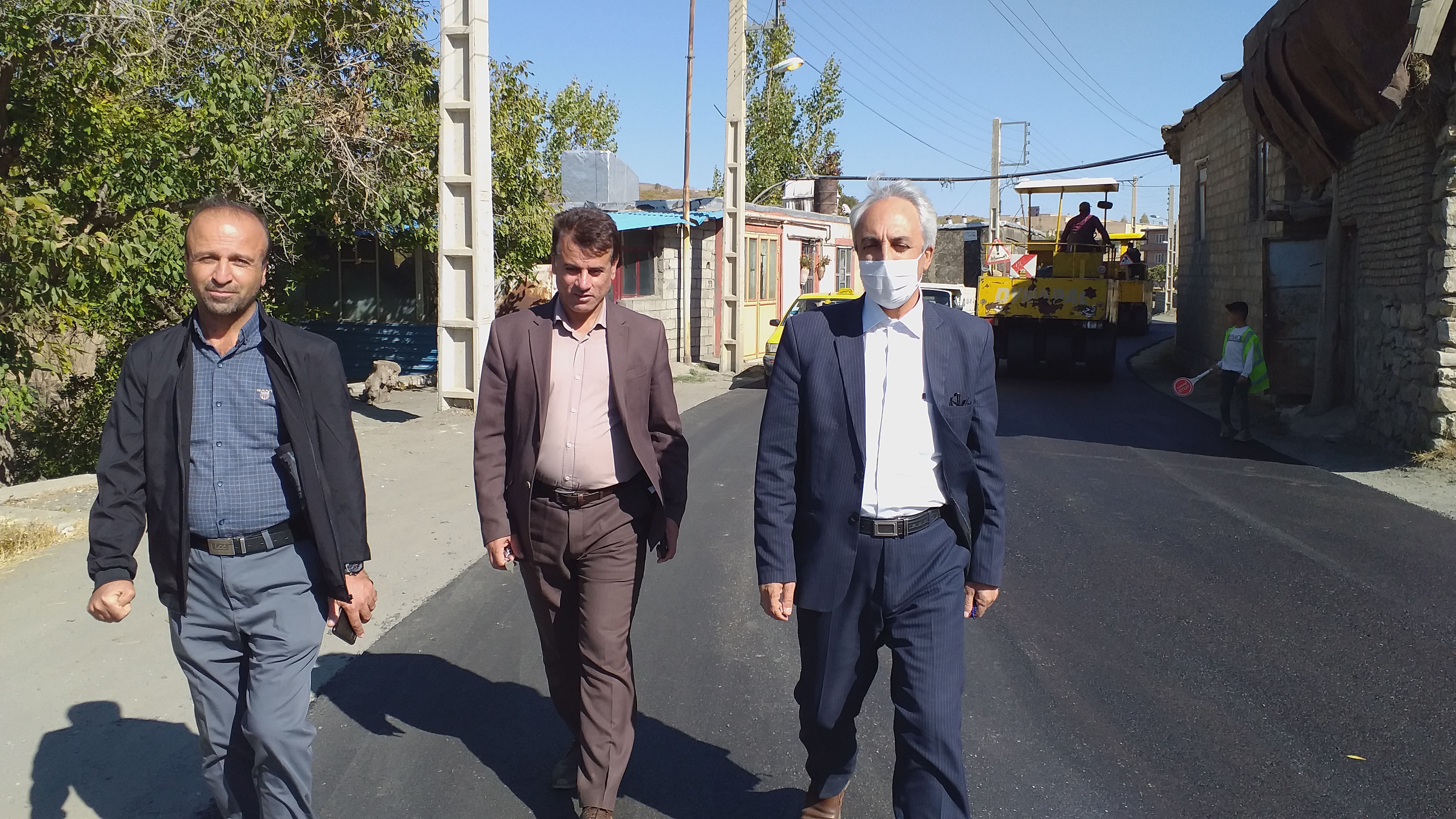 بازدید فرماندار شهرستان سردشت از روند اجرای روکش آسفالت محور روستای مراغان - شلماش