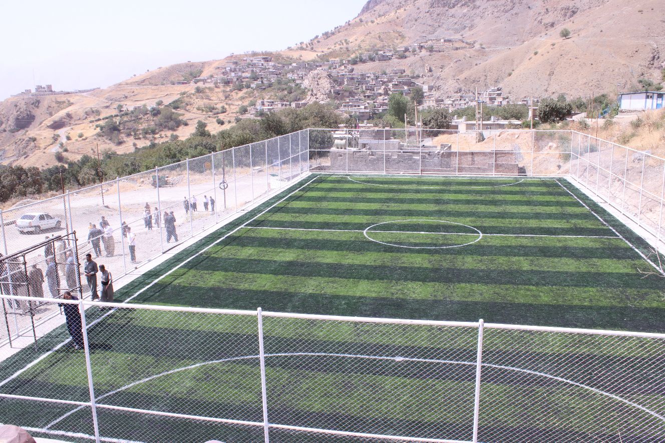 احداث 6 چمن مصنوعی در روستاهای مرزی شهرستان سردشت