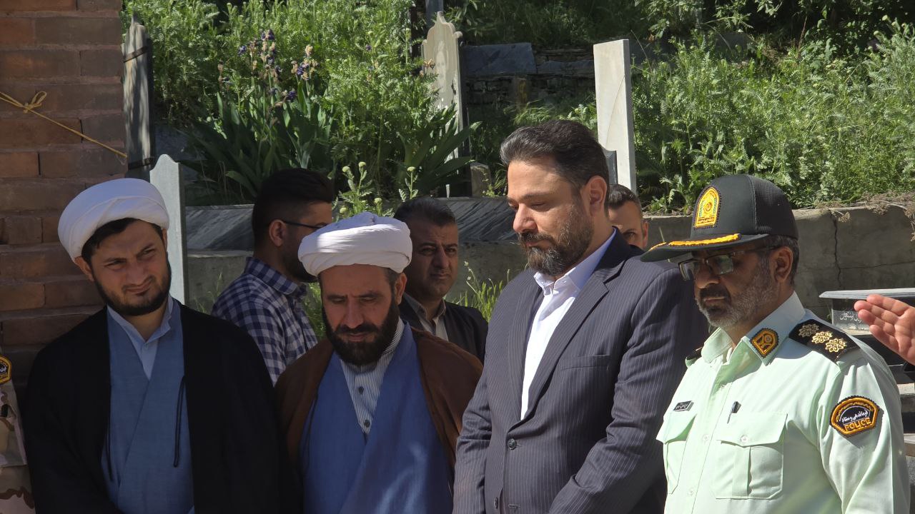 ادای احترام ریباز میرزایی سرپرست فرمانداری شهرستان سردشت به مقام شامخ شهدای سردشت