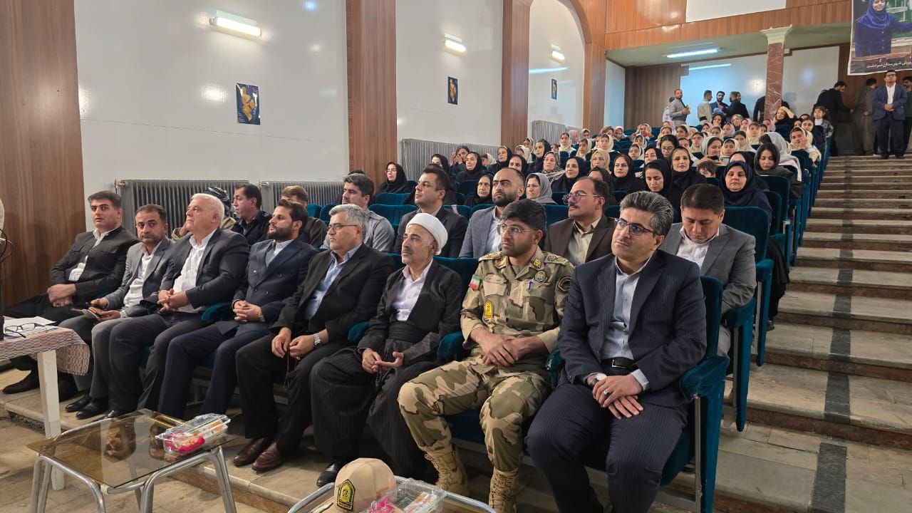 تجلیل از مقام معلم در سردشت؛ آیین بزرگداشت فرهنگیان با حضور مسئولان استانی و شهرستانی برگزار شد.
