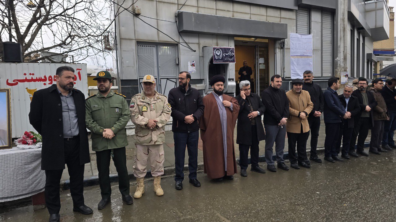 گلباران تمثال امام خمینی (ره) در سردشت به مناسبت دهه فجر
