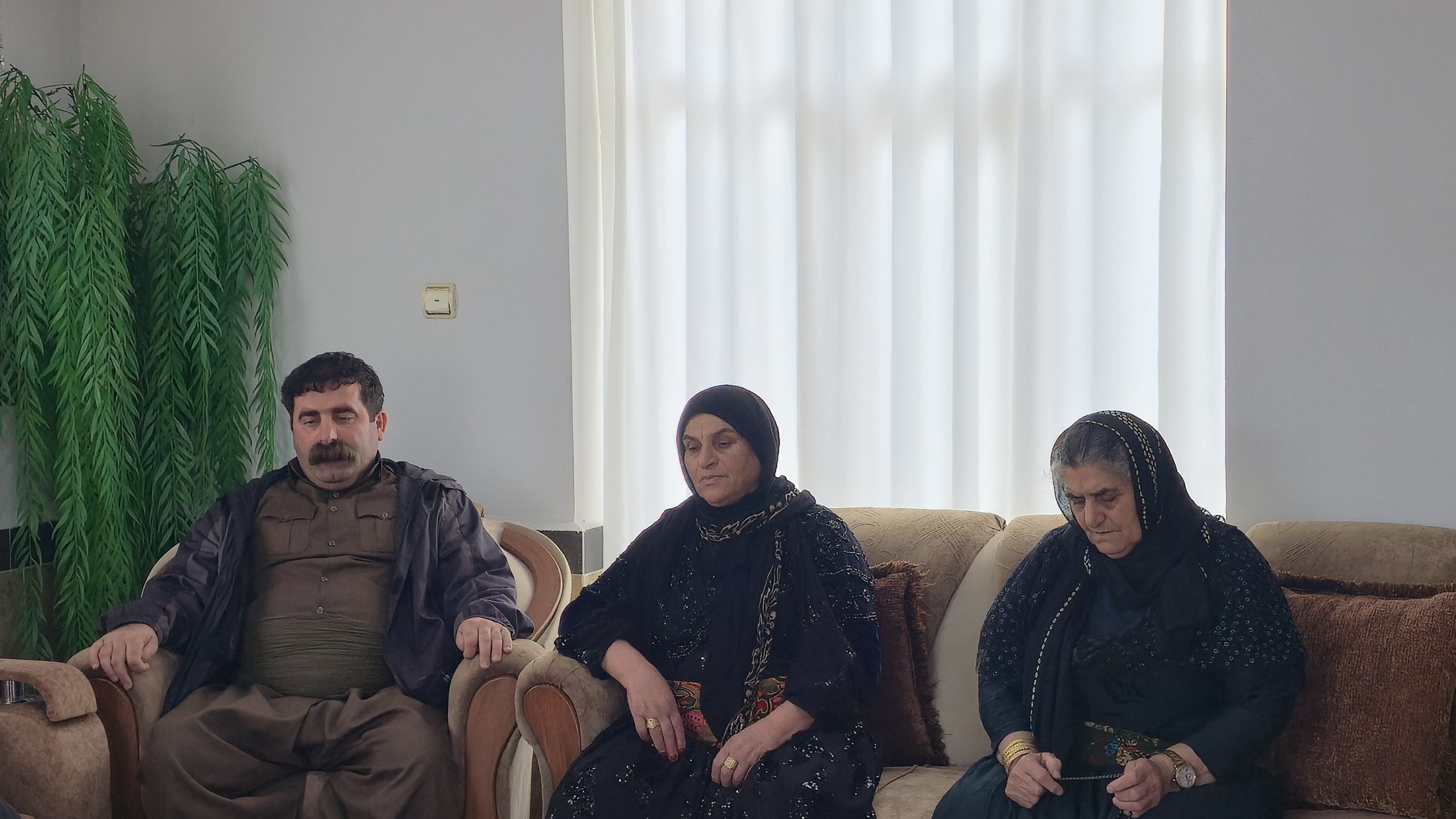 بازدید فرماندار سردشت از خانواده شهید خضر عزیزی در روستای بیوران سفلی به مناسبت دهه مبارک فجر