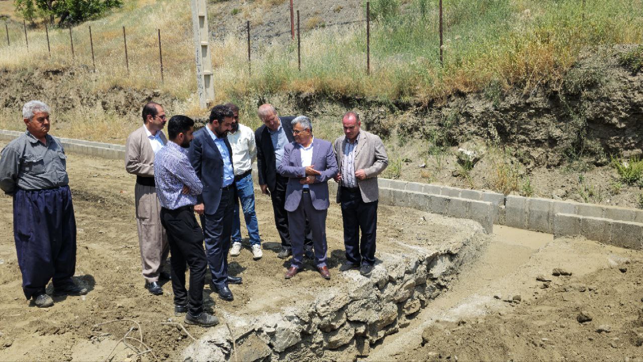 بازدید ریباز میرزایی فرماندار شهرستان سردشت به همراه بخشدار بخش مرکزی از پروژه راهسازی روستای باوه