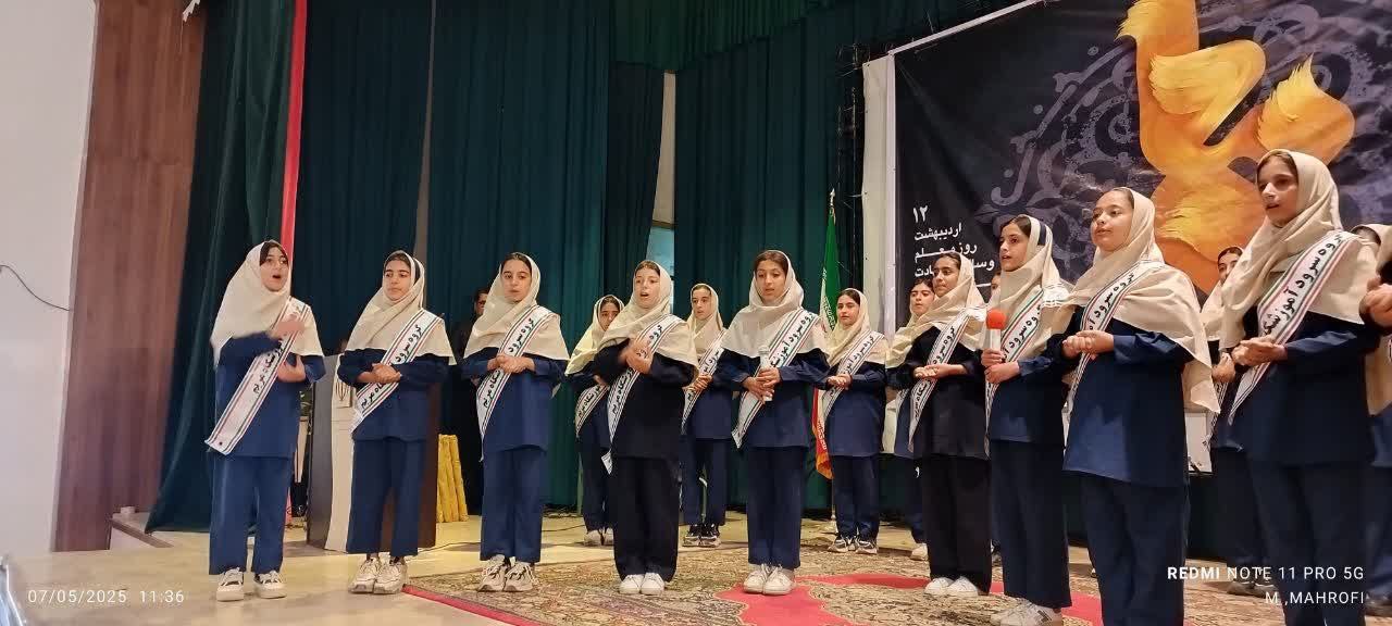 تجلیل از مقام معلم در سردشت؛ آیین بزرگداشت فرهنگیان با حضور مسئولان استانی و شهرستانی برگزار شد.