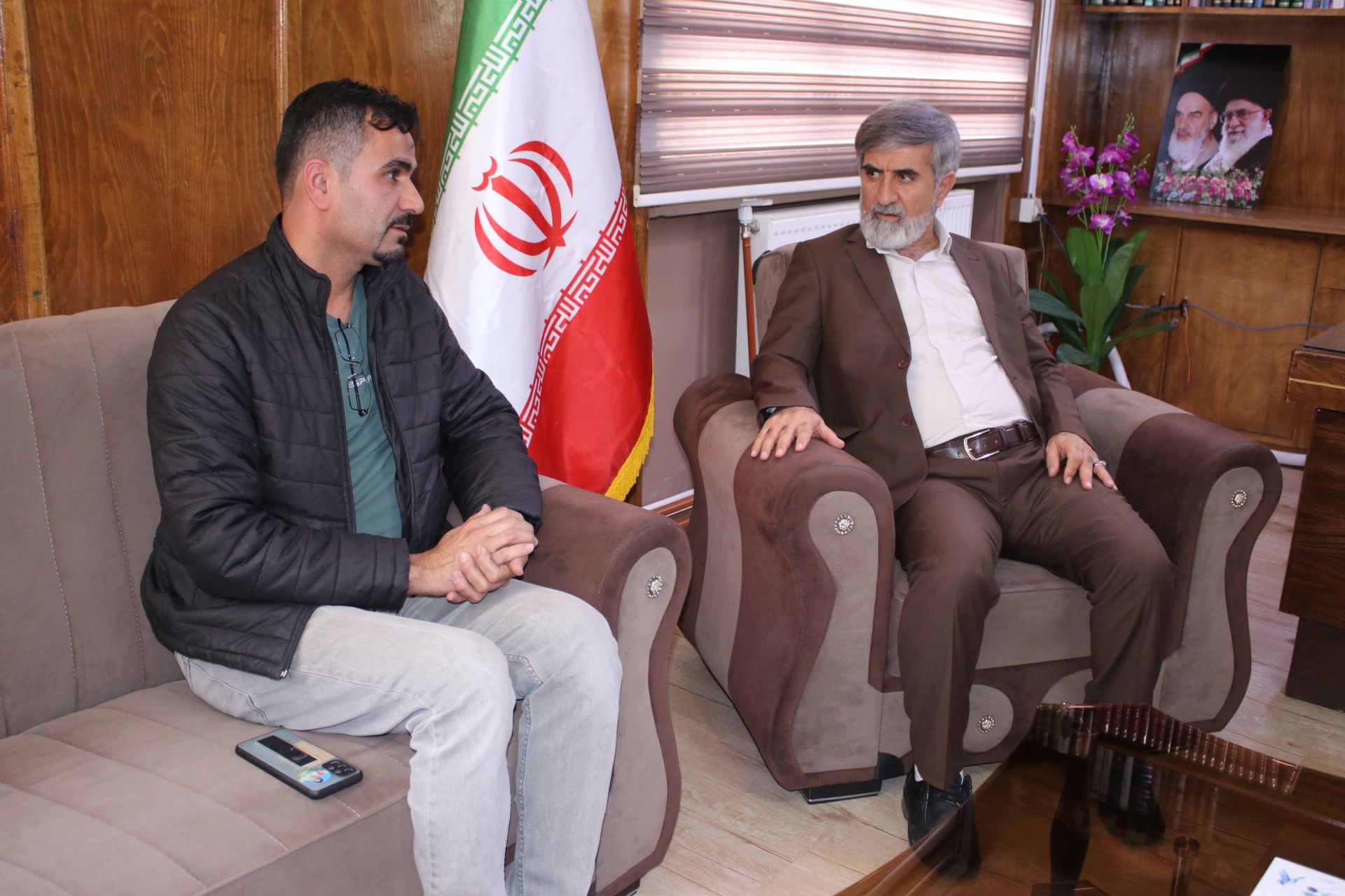 دیدار طراح و نقاش نامی استاد " شورش نصیری " با سرپرست فرمانداری سردشت