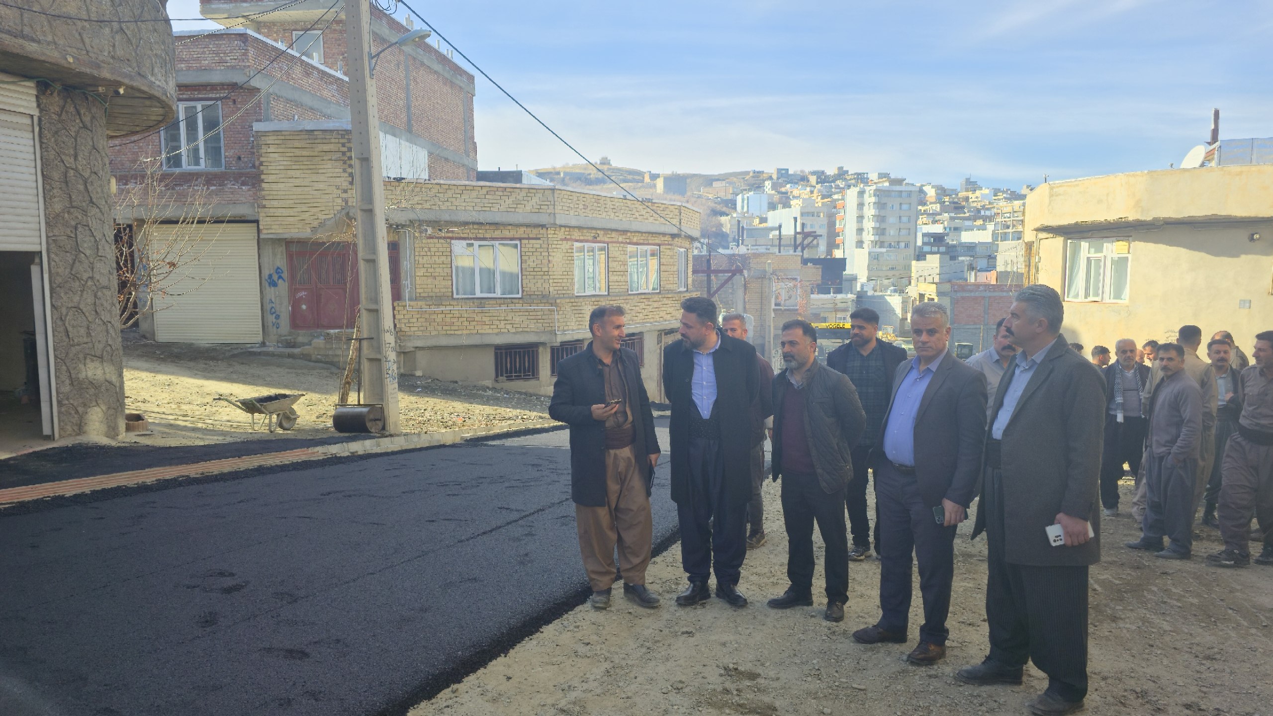 بازدید فرماندار از عملیات آسفالت محله کانی کولکه سردشت