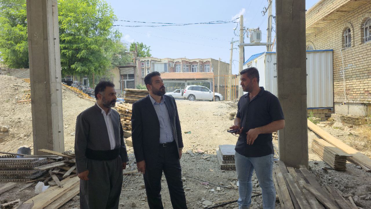 ریباز میرزایی فرماندار سردشت از پروژه کتابخانه ابنسینا بازدید کرد.
