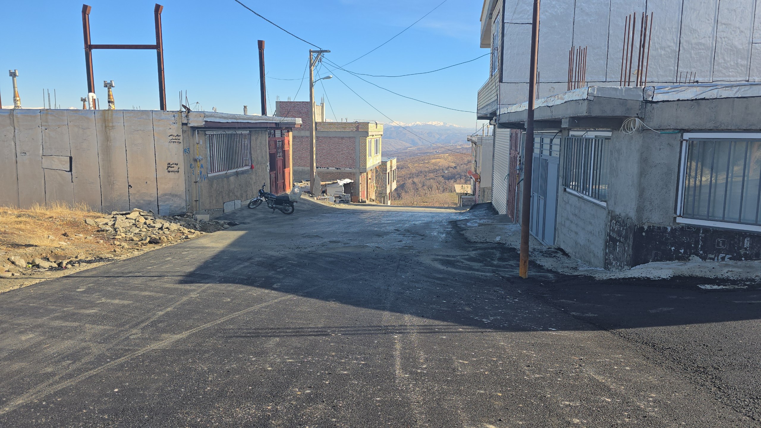 بازدید فرماندار از عملیات آسفالت محله کانی کولکه سردشت